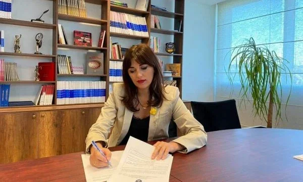 Minister Haxhiu signed agreements with Albania that Rama “sent by mail”