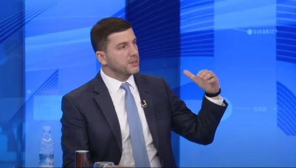 Krasniqi për dialogun: Kurti krejt vizitat në Bruksel kryesisht i ka pas me shku m’u përlesh