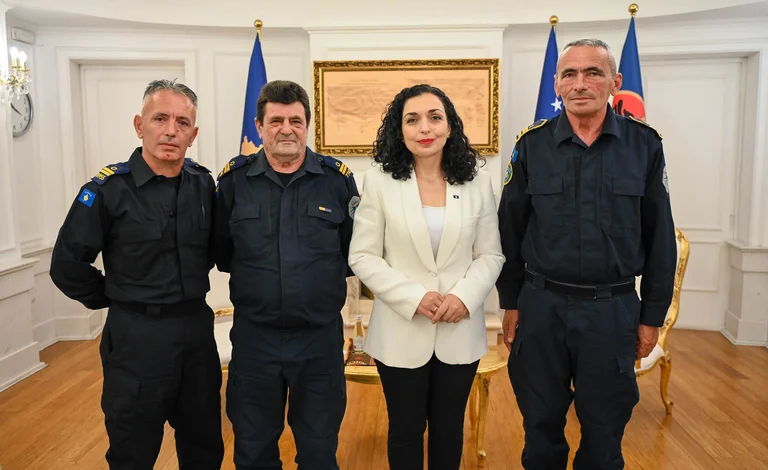 10 Tage nach der Entlassung treffen die entführten Polizei mit Präsident Osmani
