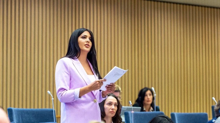Krasniqi: le gouvernement cache les mesures de l'UE, a déclaré l'ambassadeur