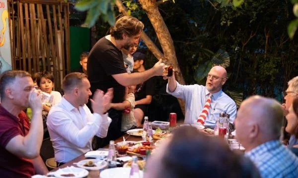 Les progrès de Rama publient des photos des vacances avec l'ambassadeur américain : Nous sommes amis, frères pour toujours.