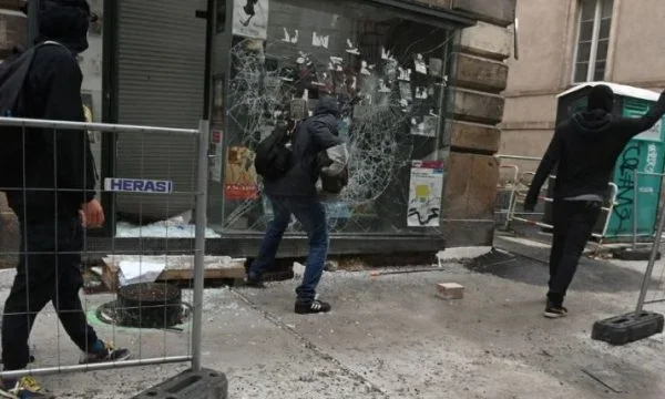 Le proteste violente in Francia, le imprese affrontano le prime, 1 miliardo di euro
