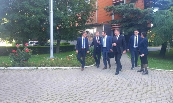 Lajcak se dirige hacia el Gobierno para reunirse con Kurti