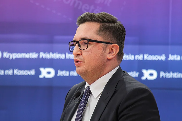 Mustafa: Onkel Pioniere, genießen Sie Ihr Gras, ich liebe Kosovo