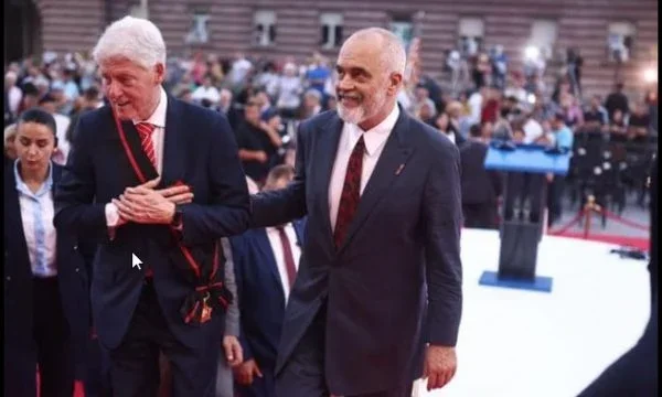 Gran recepción: Clinton fue honrado en Tirana como si fuera presidente