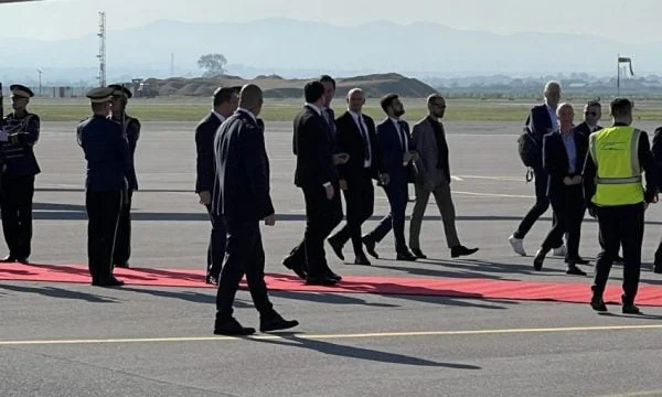 El Primer Ministro holandés y el Primer Ministro de Luxemburgo se dirigen a los medios de comunicación después de reunirse con Kurti y Osman