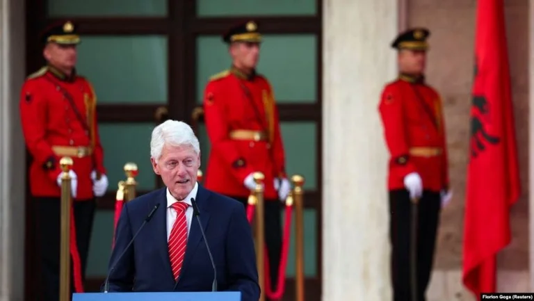 Clinton appelle cela “prise par” tensions dans le nord, dit le Kosovo a erré