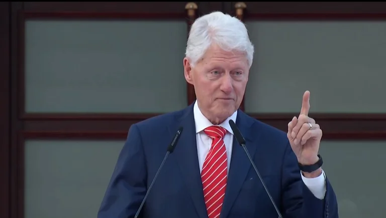 Clinton në Tiranë: Jam pa fjalë, këtë moment do ta ruaj si thesar