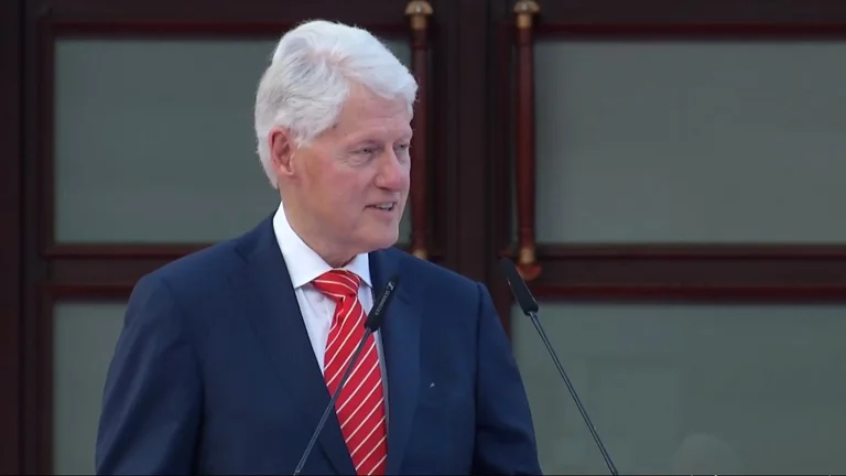 Clinton recuerda el momento con el camarero de Kosovo en Nueva York
