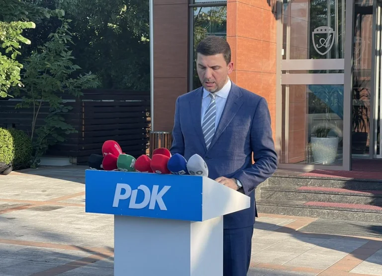 Krasniqi insta a nuevas elecciones: PDK suspende la comunicación con Osman Kurt