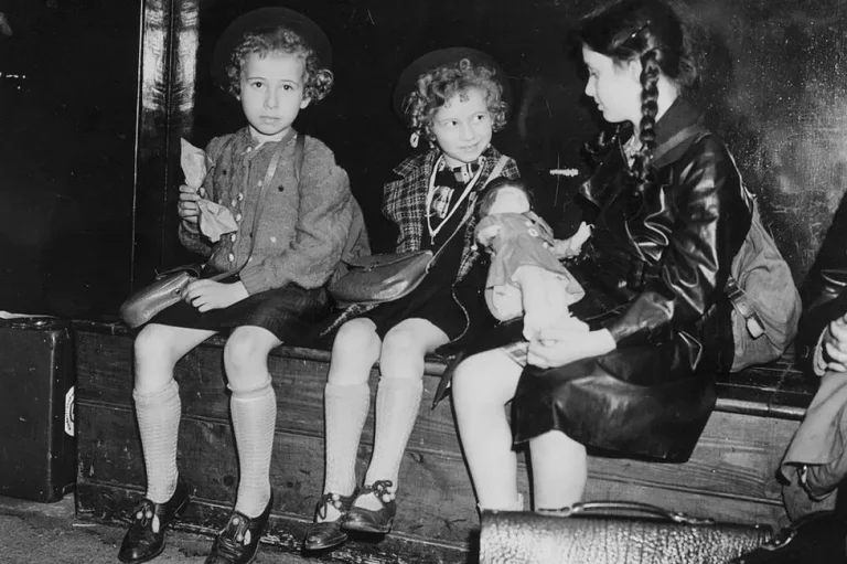 84 Jahre später wird die Identität von drei Mädchen enthüllt, die den Holocaust überlebt haben.