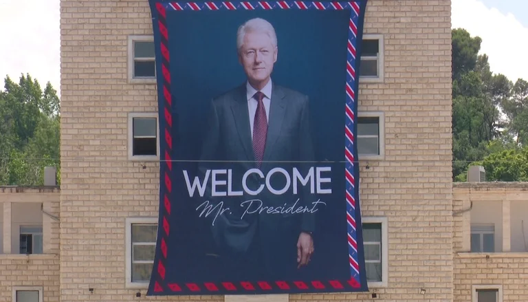 Bill Clinton arriva a Tirana
