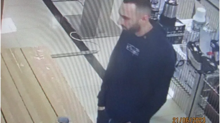Cette personne est recherchée par la police, qui aurait volé 31 000 euros dans une maison à Suhareka