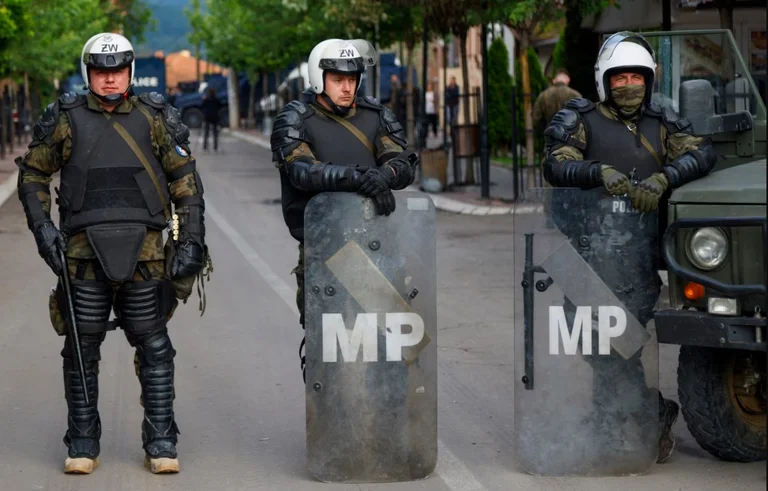 Le journal suisse apporte des aveux de soldats de la KFOR : beaucoup sont contrariés par les politiciens, ils ont exposé les soldats de la paix à des risques