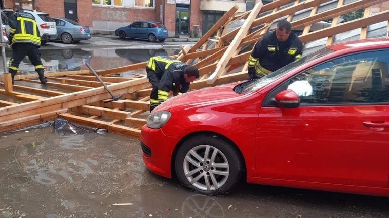 Daños por tormenta en Pristina, equipos intervienen en 13 casos