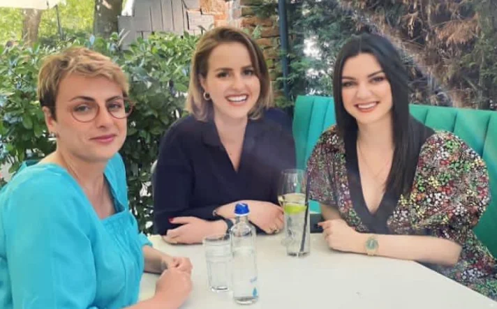 Pak orë pasi dha dorëheqje nga presidenca, ish-këshilltarja e Osmanit takohet me Dejona Mihalin