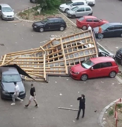 Strong storm in Pristina, the roof of the building falls on the Sun Coast