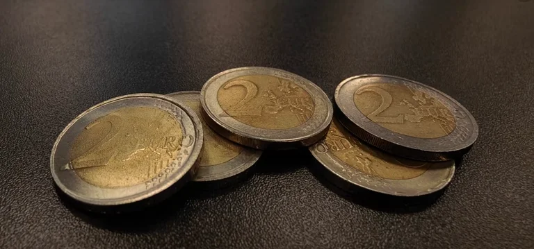 Wo kommt das gefälschte Geld aus dem überfluteten Kosovo-Markt?