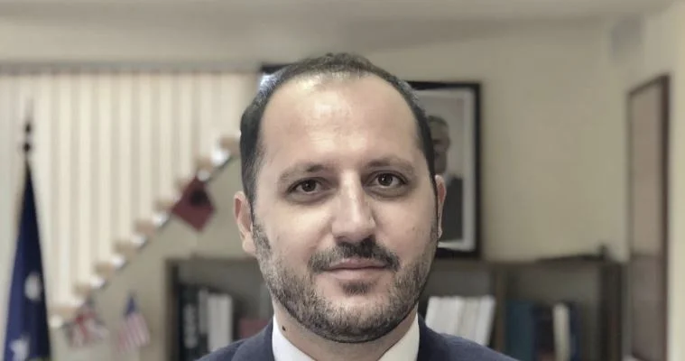 Ish-ambasadori Cana: Kurti, më i dobëti kryeministër në përballje me Vuçiqin