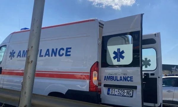 Policia po e heton rastin – Dërgohet në QKUK këmbësorja që u shkel nga vetura në Veternik