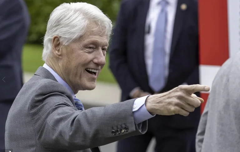 Bill Clinton vjen për herë të parë në Tiranë