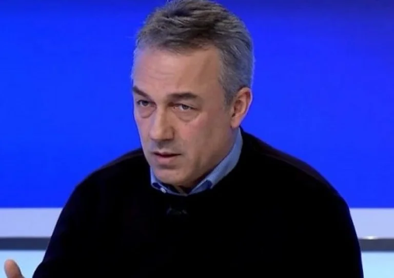“Thikat mbi harta” – Abdullahu i PDK-së: Mendësia politike e Kurtit me SHBA-në s’ka ndryshuar, por vetëm forma