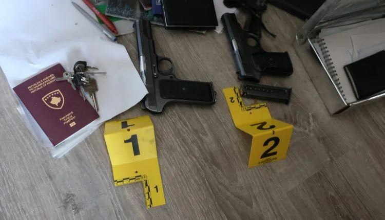 Aksion në një fshat të Podujevës, arrestohet një person dhe sekuestrohen armë