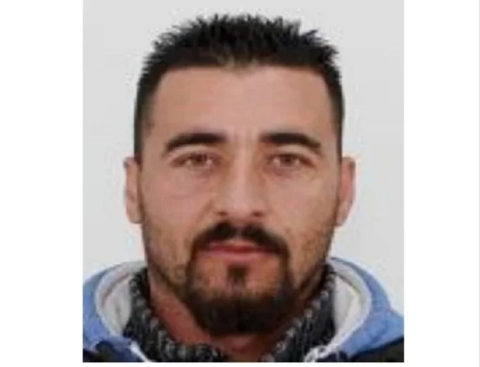 Vrasja e dyfishtë në Gjakovë, Policia në kërkim të të dyshuarit të dytë