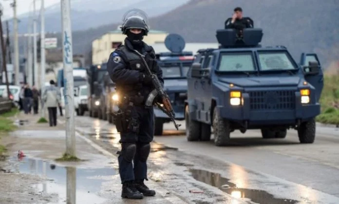 Policia sulmohet me koktej molotovi në veri, digjet edhe një pikë statike