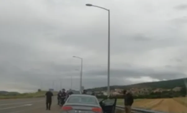 Pamje: Policia e Kosovës ndalon djalin e Vuçiqit, ia largon bluzën me mesazhe provokuese