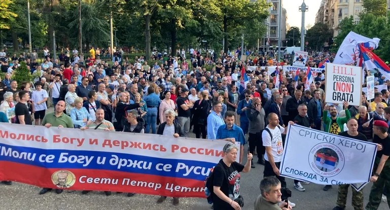 Gjuhë urrejtjeje ndaj shqiptarëve dhe thirrje për dorëheqjen e Vuçiqit