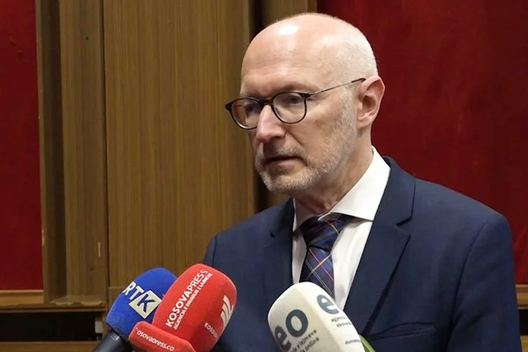 Ambasadori francez feston Kurban Bajramin në një familje shqiptare, por nuk e shfaq veten në fotografi