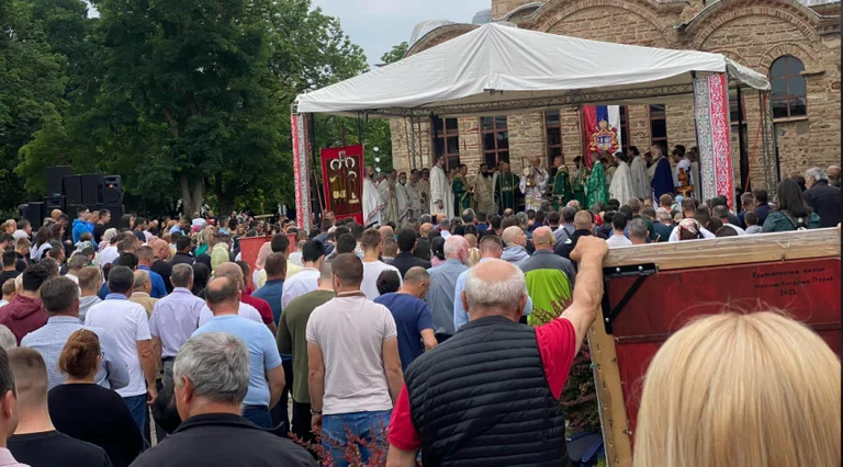 Përfundon festa “Vidovdanit”, serbët këndojnë këngë nacionaliste për Kosovën