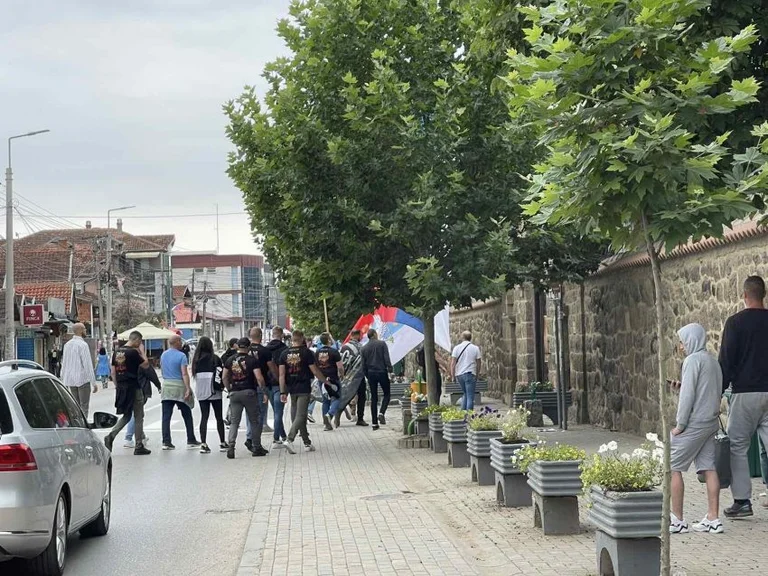 “Dorëzimi s’është opsion”, mbishkrimi në bluzën e djalit të Vuçiqit në Graçanicë