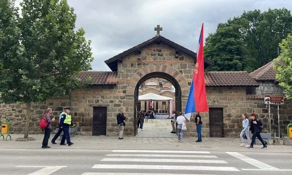 Në liturgjinë e Vidovdanit po merr pjesë edhe kryetarja e Graçanicës dhe zëvendësja e Petkoviqit