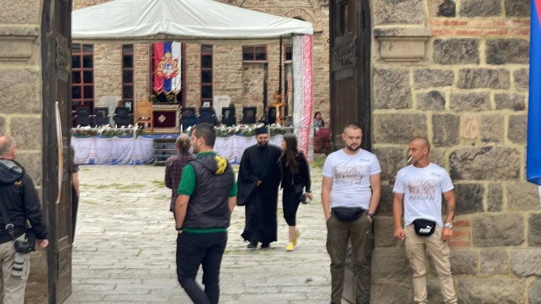 Nis tubimi i serbëve në Graçanicë për Vidovdanin
