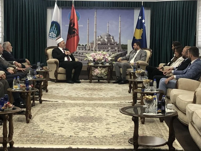 Krasniqi nga BIK-u ua uron Kurban Bajramin ish-krerëve të UÇK-së