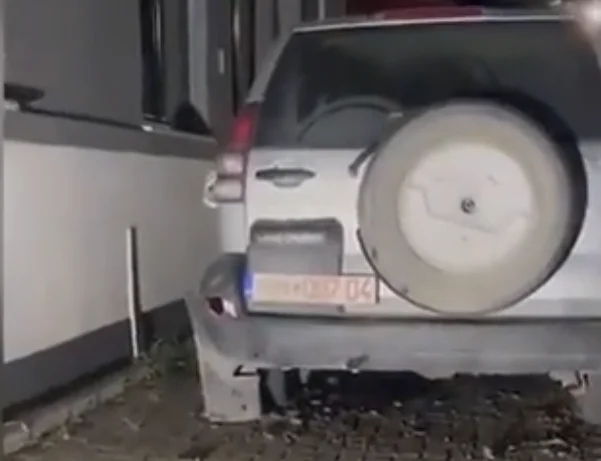 Sveçla publikon pamje pas sulmit të objektit komunal në veri të Mitrovicës