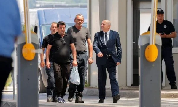 Gazeta britanike Reuters shkruan për tre policët kosovarë: Lirimi i tyre e lehtësoi krizën