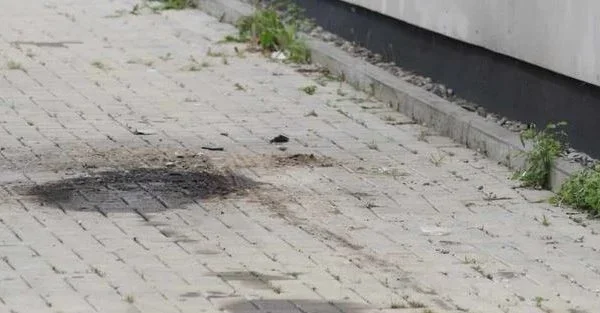 Shenjat e granatës nga shpërthimi i mbrëmshëm, në oborrin e Komunës së Mitrovicës së Veriut