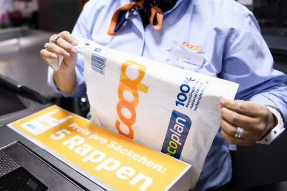 Punonjësja e Coop-it jep dorëheqjen pasi i ndalohet bartja e shamisë