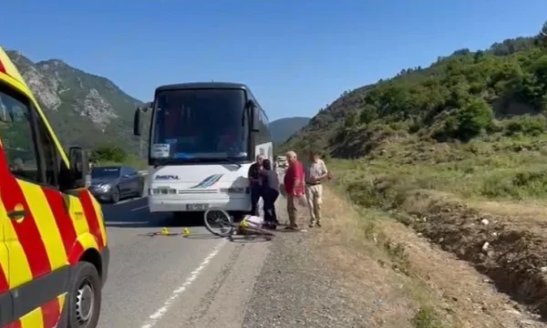Aksident në Rrugën e Kombit, autobusi me targa të Kosovës përplas për vdekje një person që lëvizte me biçikletë