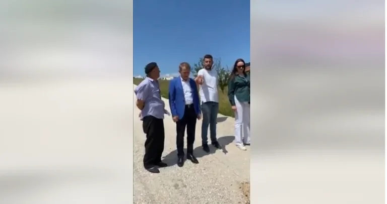 Kryetari i Vushtrrisë i ndërprenë punimet e një rruge për shkak të cilësisë së dobët (VIDEO)