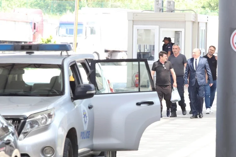 Arrijnë në Kosovë tre policët e kidnapuar nga Serbia
