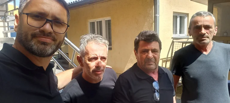 Del fotografia e parë e tre policëve pas lirimit