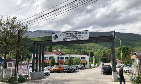 Lirohen nga spitali dy të lënduarit nga vërshimet në Pejë
