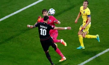 Armando Sadiku wird in das neue Team eingeführt