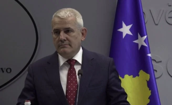 Sveçla reagon për rastin e policit që e filmoi serbin e prangosur