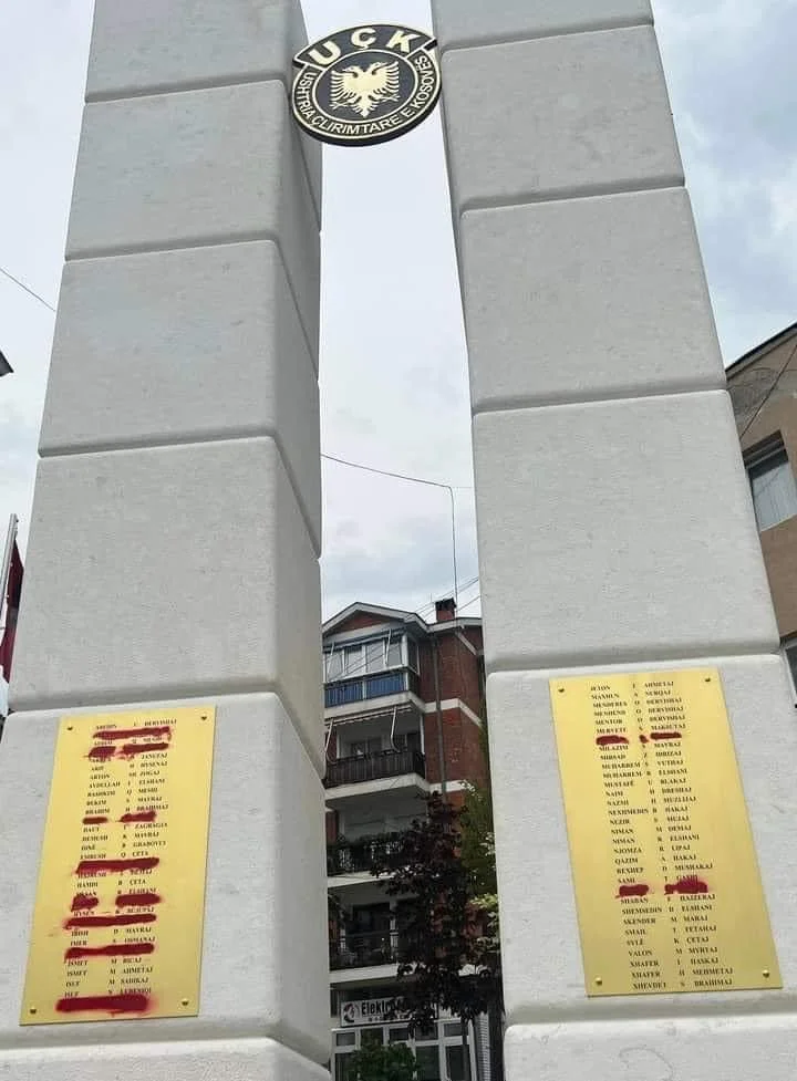 Familjarët e dëshmorëve në Istog fshijnë disa emra në lapidarin e sapovendosur