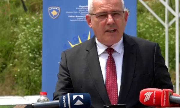 “Tre policët janë takuar dje me familjarë, njërit i kanë shkuar barnat”